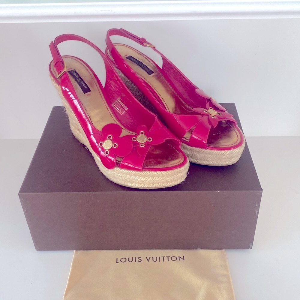 Louis Vuitton Fuchsia Vernis Wedges. 💖💖